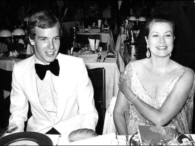 Alberto de Mónaco junto a su madre Grace Kelly Alberto de Mónaco junto a su madre Grace Kelly