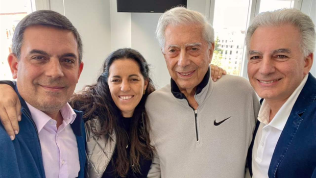 Mario Vargas Llosa y sus hijos Mario Vargas Llosa y sus hijos