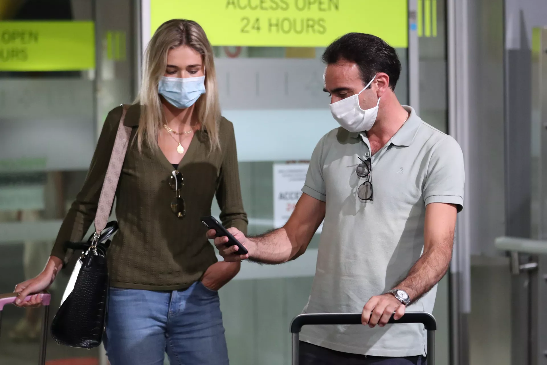 Ana Soria y Enrique Ponce en el aeropuerto / GTRES