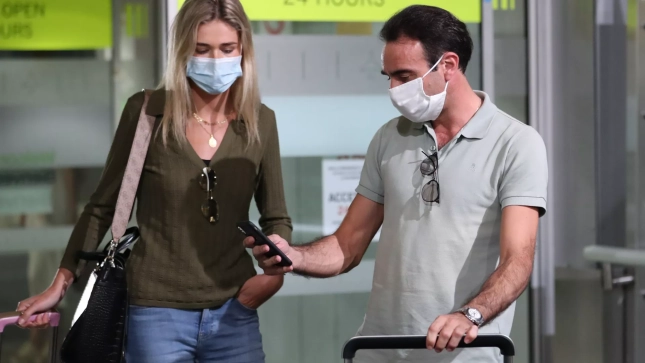 Ana Soria y Enrique Ponce en el aeropuerto / GTRES Ana Soria y Enrique Ponce en el aeropuerto / GTRES