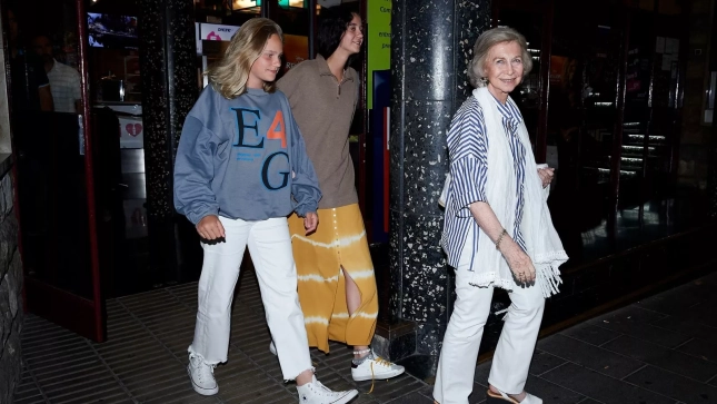 Victoria Federica e Irene Urdangarin junto a la reina Sofía