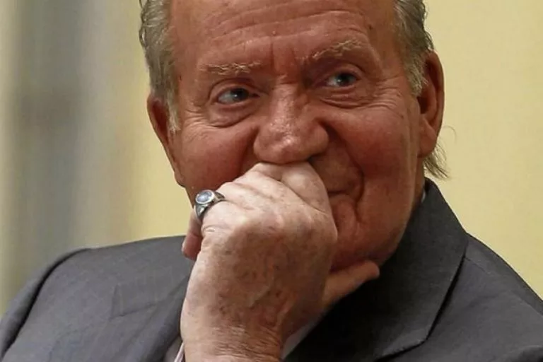 Juan Carlos I y su anillo en el meñique