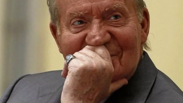 Juan Carlos I y su anillo en el meñique Juan Carlos I y su anillo en el meñique