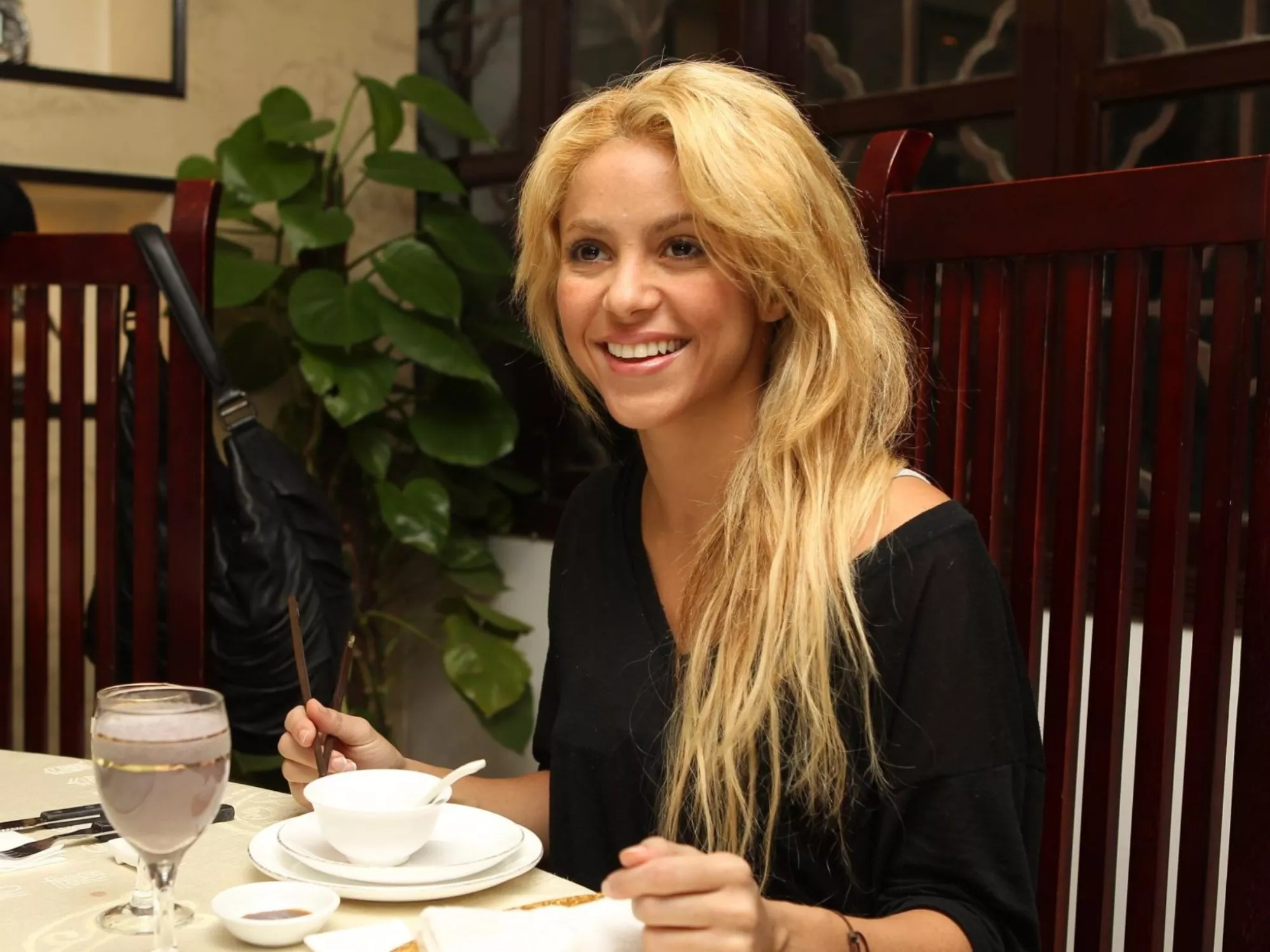 Shakira en un restaurante