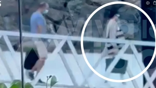 Mujer acompaña al rey Juan Carlos I Mujer acompaña al rey Juan Carlos I