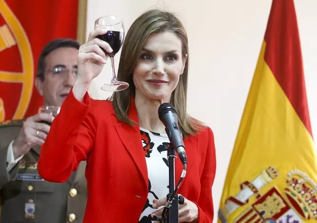 Letizia Ortiz bebiendo Letizia Ortiz bebiendo