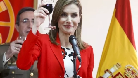 Letizia Ortiz bebiendo Letizia Ortiz bebiendo
