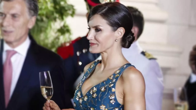 Letizia Ortiz bebiendo Letizia Ortiz bebiendo