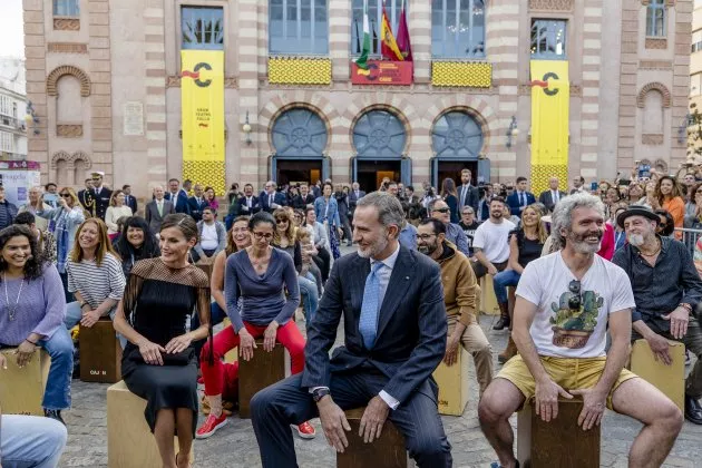 Felipe VI tocando un cajón flamenco Felipe VI tocando un cajón flamenco