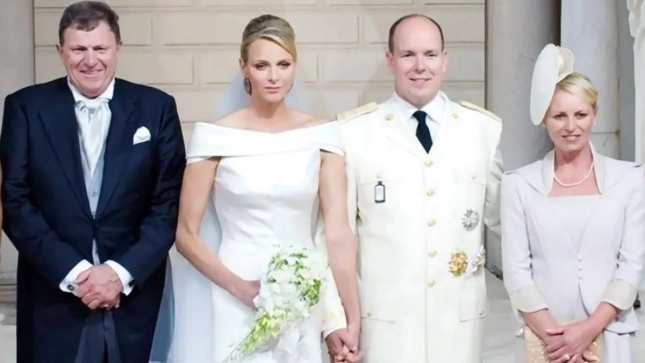 Charlene de Mónaco en su boda con Alberto y su madre Lynette Humberstone Wittstock a la derecha Charlene de Mónaco en su boda con Alberto y su madre Lynette Humberstone Wittstock a la derecha