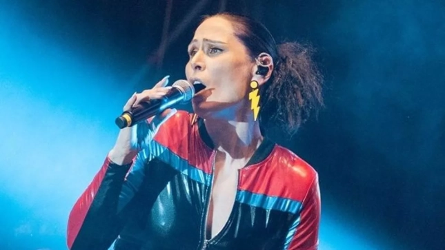 Rosa López cantando en un concierto Rosa López cantando en un concierto