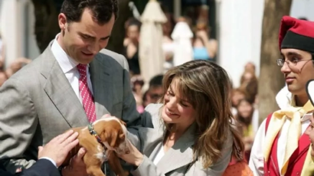 Felipe y Letizia con un perro Felipe y Letizia con un perro