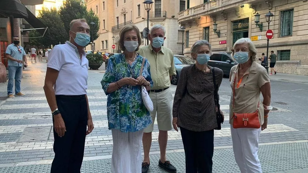 Sofía junto a su hermana Irene y varios amigos