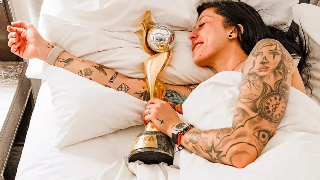 Jenni Hermoso con el trofeo | Instagram