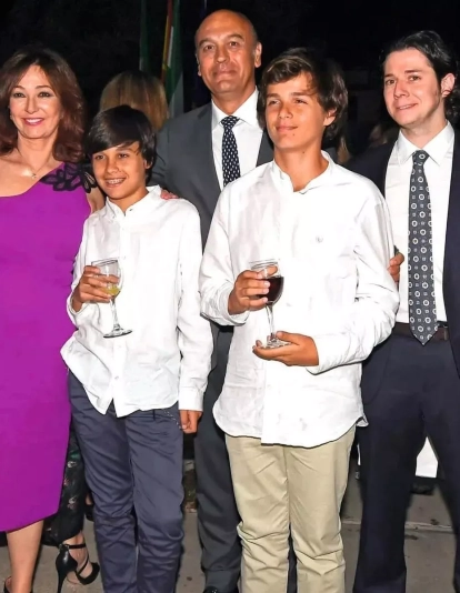 Ana Rosa Quintana junto a su familia