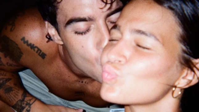 Álvaro de Luna y Laura Escanes, besándose | Instagram