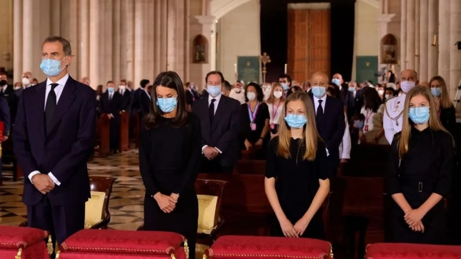 Los reyes y sus hijas en la iglesia Los reyes y sus hijas en la iglesia