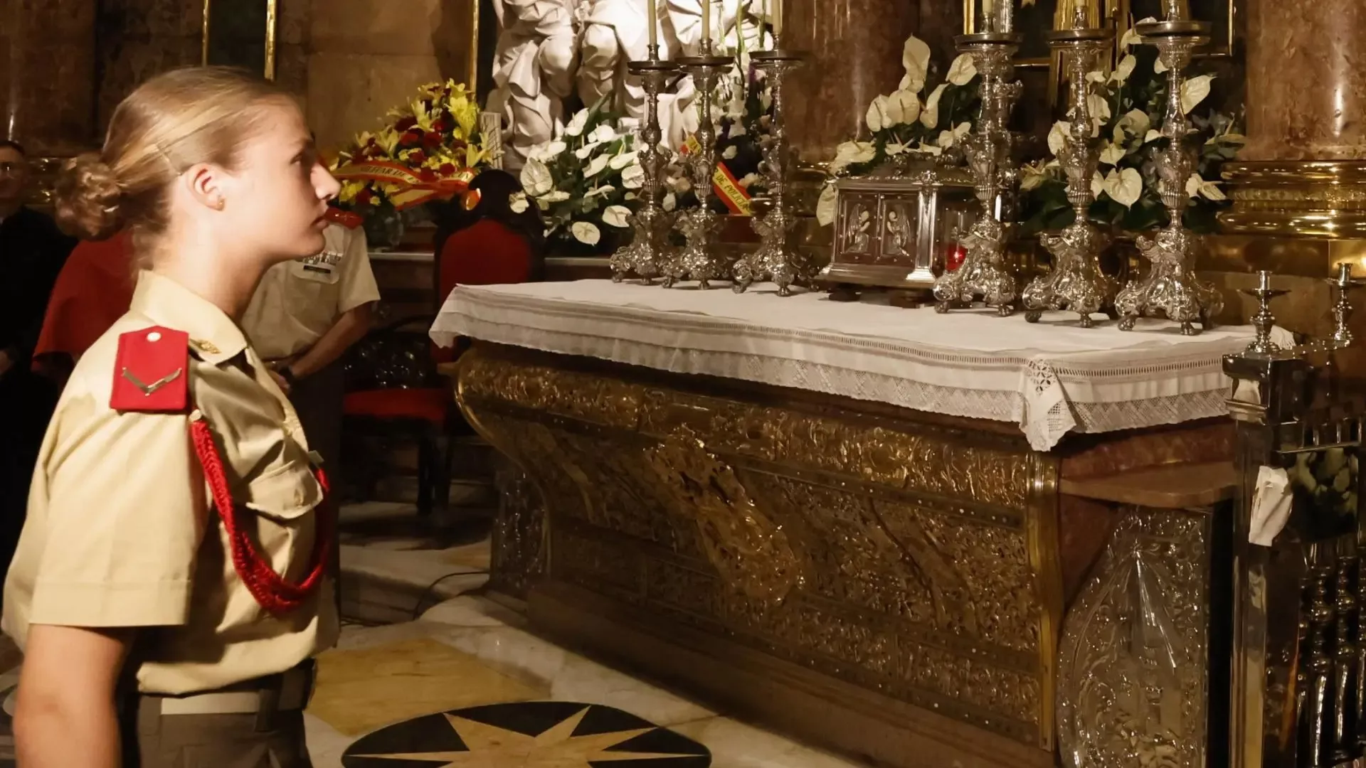 Leonor en la iglesia