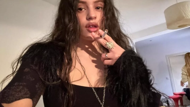 Rosalía fumando en sus redes | Instagram