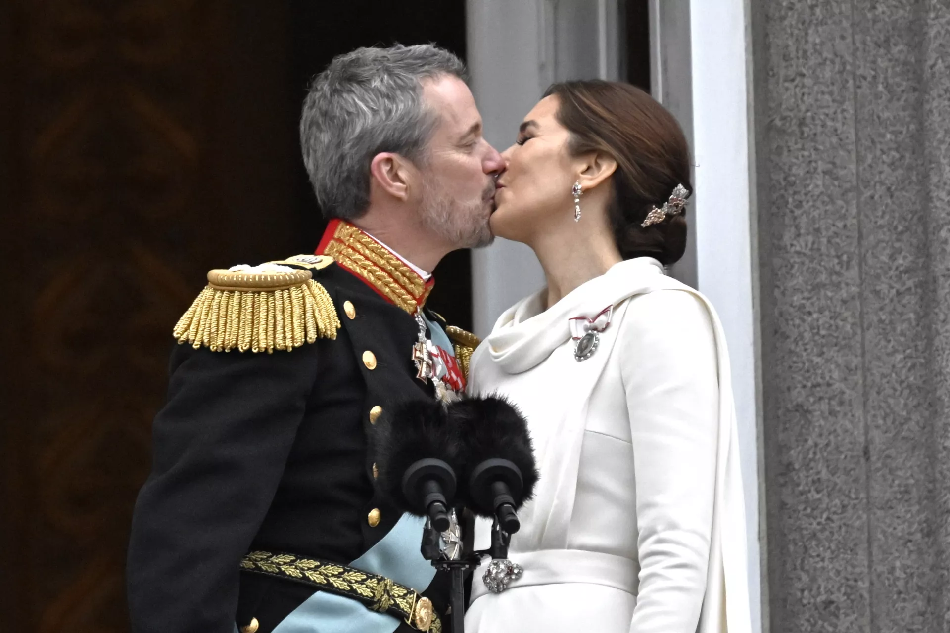 El beso de Federico de Dinamarca y su esposa Mary | Gtres