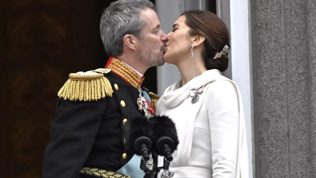 El beso de Federico de Dinamarca y su esposa Mary | Gtres El beso de Federico de Dinamarca y su esposa Mary | Gtres