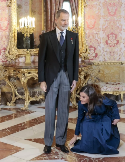 Reina Letizia y su pulsera en el suelo | Gtres Reina Letizia y su pulsera en el suelo | Gtres
