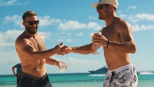 Julian Edelman y un amigo en la playa | Instagram Julian Edelman y un amigo en la playa | Instagram