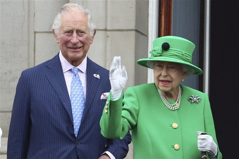 Isabel II junto a su hijo Carlos