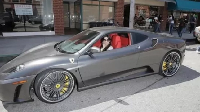 Kim Kardashian y su Ferrari Kim Kardashian y su Ferrari