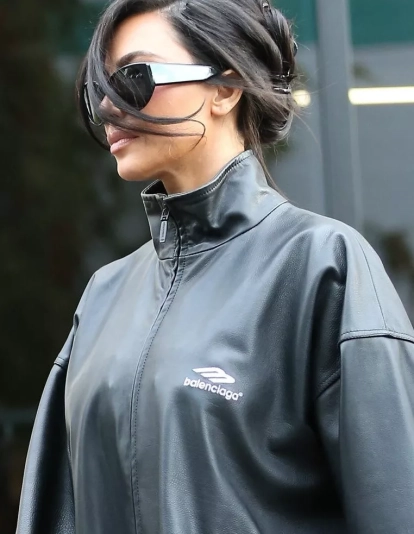 Kim Kardashian y su pinza de pelo Kim Kardashian y su pinza de pelo