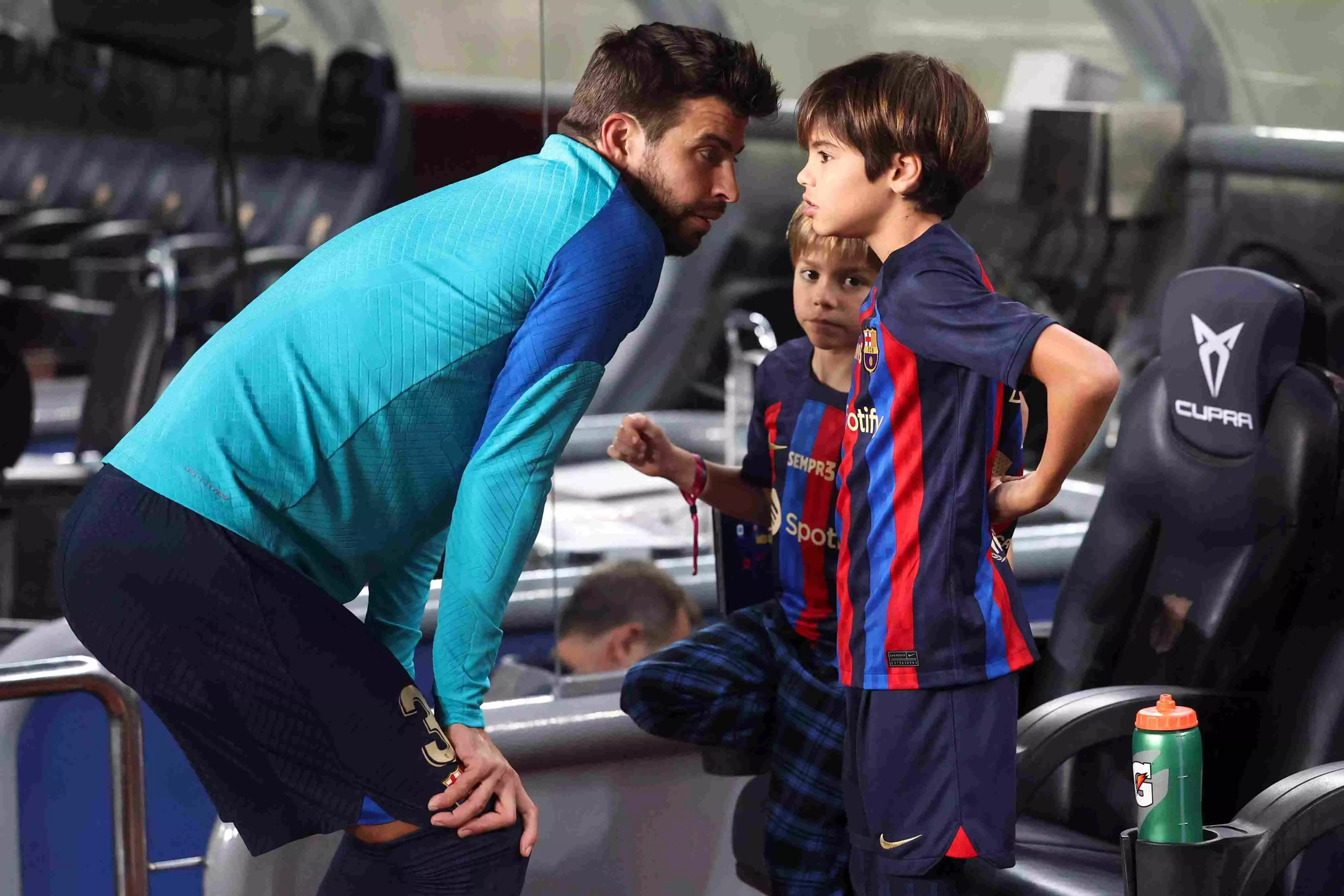 Gerard Piqué junto a Milan