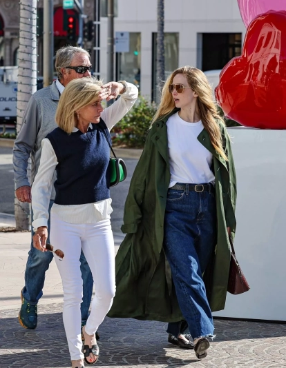 Jennifer Lawrence junto a su madre, de blanco Jennifer Lawrence junto a su madre, de blanco