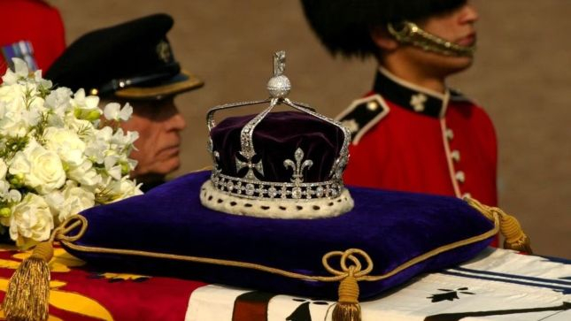 La Corona de la reina Isabel con el diamante Koh I Noor La Corona de la reina Isabel con el diamante Koh I Noor